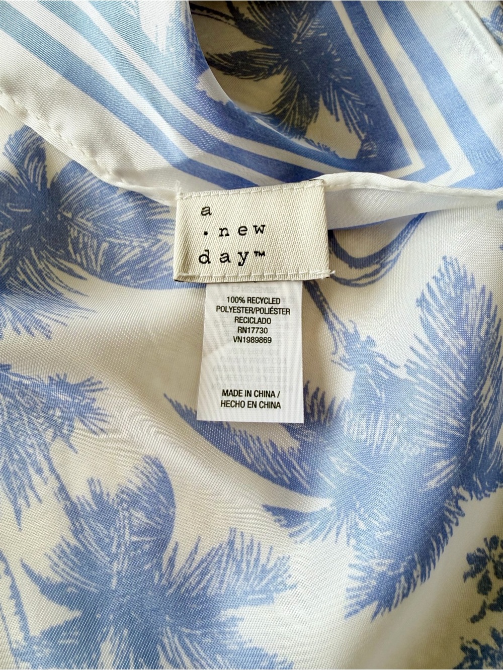NWOT Silky Blue & White Palm Tree Patterned Square Scarf - Picture 8 of 9